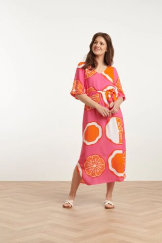 25028 V Neck Midi Jurk Met Ballonmouwen En Grafisch Oranje Fruitprint 25028 V Neck Midi Jurk Met Ballonmouwen En Grafisch Oranje Fruitprint