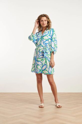 25052 Korte Jurk Met Kraag En Grafisch Bloemenprint In Cobalt Blauw En Groen 3 25052 Korte Jurk Met Kraag En Grafisch Bloemenprint In Cobalt Blauw En Groen 3