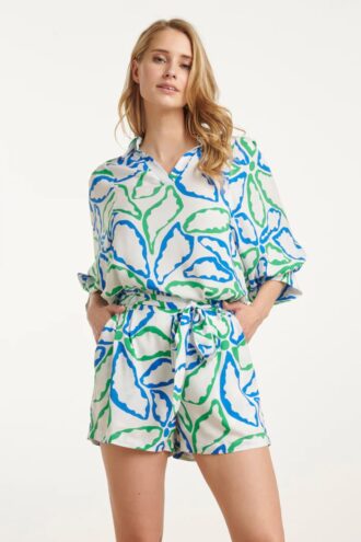 25053 Witte Top Met V Hals En Kobaltblauwe Groene Bloemenprint 25053 Witte Top Met V Hals En Kobaltblauwe Groene Bloemenprint