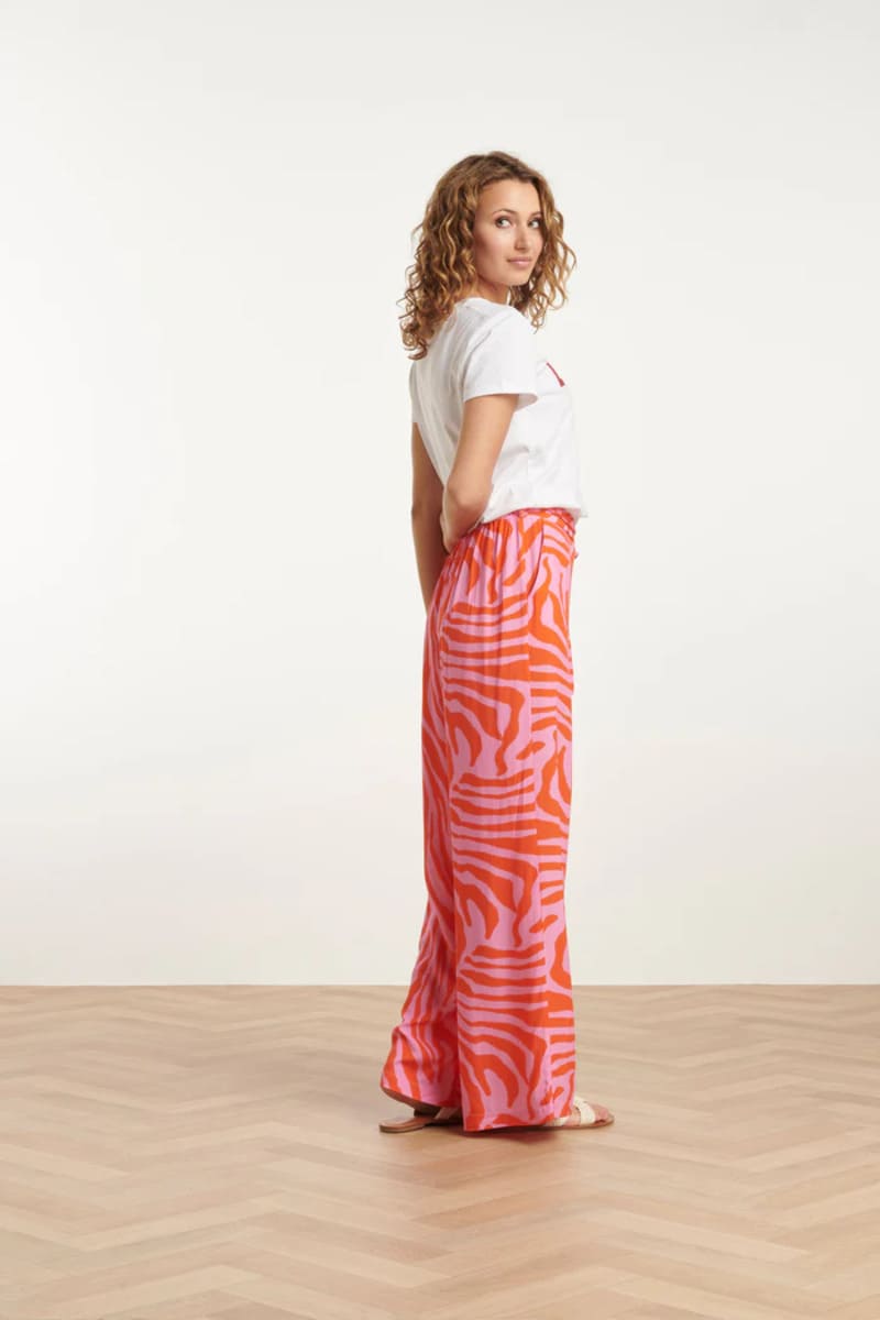 25087 Wide Pants Met Dierenprint In Roze En Oranje 5 25087 Wide Pants Met Dierenprint In Roze En Oranje 5